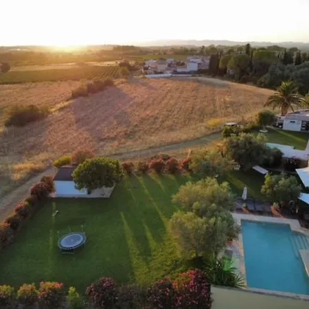 Avec Vue Et Piscine Vila Servian