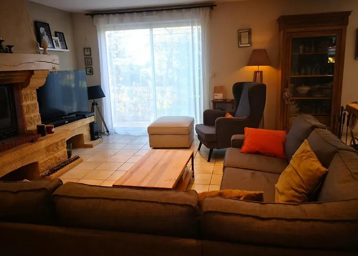 Avec Vue Et Piscine Servian